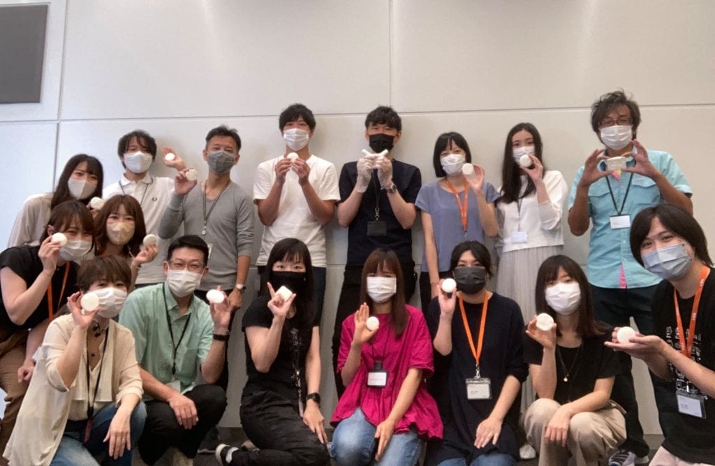
環境負荷の少ない固形石鹸を手作りして、小学校へ寄付した日本のチーム
