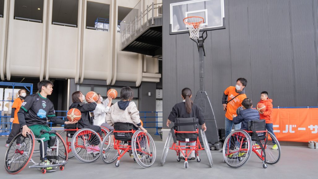 車椅子バスケットボール体験会＆パラバドミントン体験授業を実施