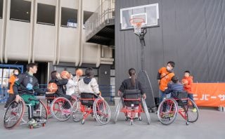 車椅子バスケットボール体験会＆パラバドミントン体験授業を実施しました。