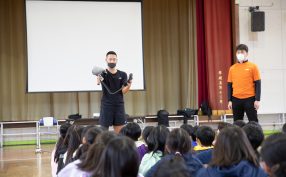 千葉県の小学校でユニバーサル・ラン＜義足体験授業＞を開催