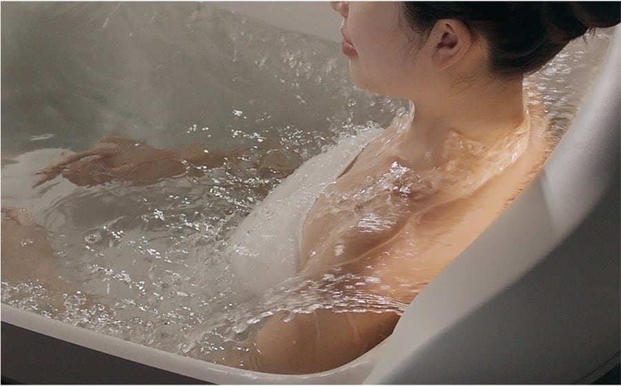 肩湯に浸かる女性のイメージ画像