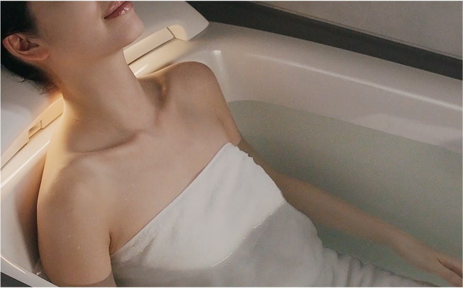 腰ほぐし湯に浸かる女性のイメージ画像