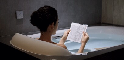 半身浴で至福の読書、光のゆらぎも楽しめる［アクアスポット］