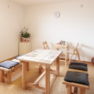 改修後は、理容室と交流の場としてカフェスペースに活用。