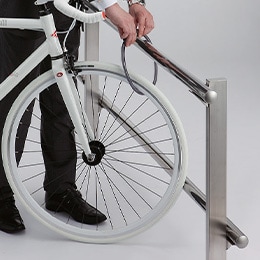 通常のホイールサイズの自転車の施錠は、しゃがまずに上段のビームにつなぎ留めます。