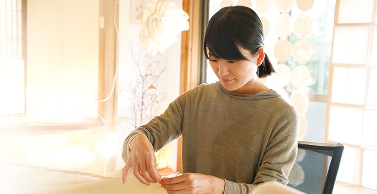 原口敬子さん 和紙デザイナー デンマークで体験した温かい空間を日本の伝統工芸「和紙」で表現しました
