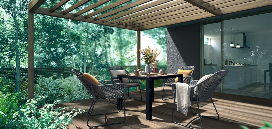 緑のあるカフェ風の庭の画像