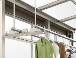 物干し竿を掛けられる専用の竿掛けセット（オプション）を取り付ければ、洗濯物を干すスペースとして役立ちます。