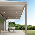 テラスタイプはパネルがなく、屋根と柱だけの軒空間。外にいるような開放感が味わえるだけでなく、屋根があることで落ち着きと安心感を生み出します。