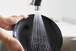 ワイドで洗浄力のあるシャワーで、大きな皿や調理器具も素早く水洗い。後片付けが段取りよく進みます。