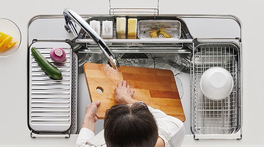 シンクの両側にプレートや水切りカゴを置いても、十分なスペースを確保。調理中の洗い物などの作業がスムーズに行えます。
