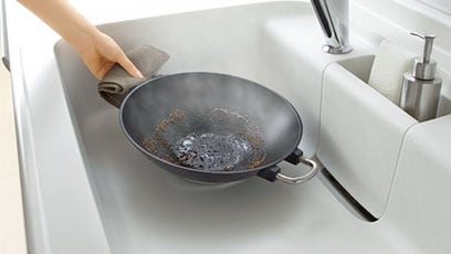 まだ熱が残る鍋を置いてしまっても、変色・変形が起こりにくい性能です。