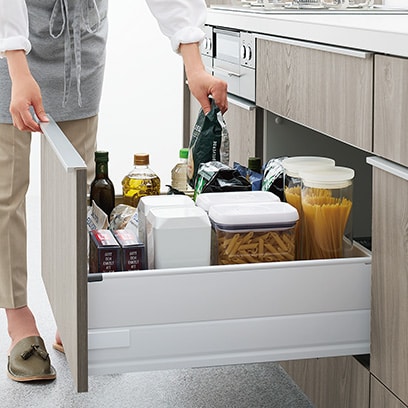 調理台用・コンロ用キャビネットはキッチンの奥行きいっぱいまで収納できるロングスライド引出しを選択することができます。