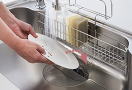 食器などの洗い流した汚れがシンク内に戻りにくい構造です。