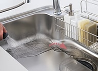 汚れが残りやすかったシンクの隅まで、素早くきれいに洗い流せるため、お手入れが効率よく行えます。