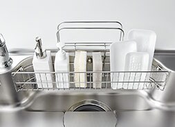 複数の洗剤とスポンジが置けるからシンクまわりがすっきり。資源ゴミの水切りにも使えます。
