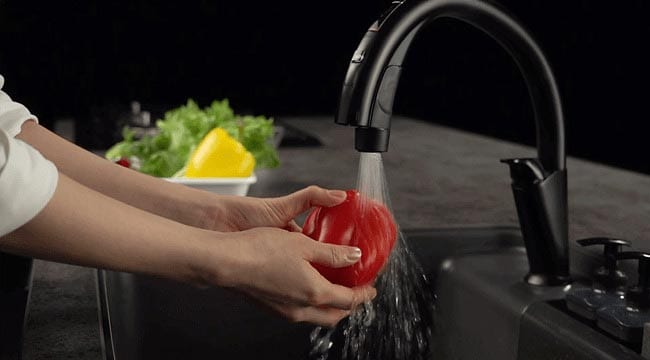 内蔵センサー搭載の「ハンズフリー水栓」は手や物をかざすだけで水が出てキッチン作業がスピードアップ。