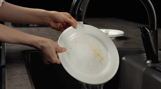 大きなお皿で両手がふさがっていても「ハンズフリー水栓」ならセンサーで水を出せる。