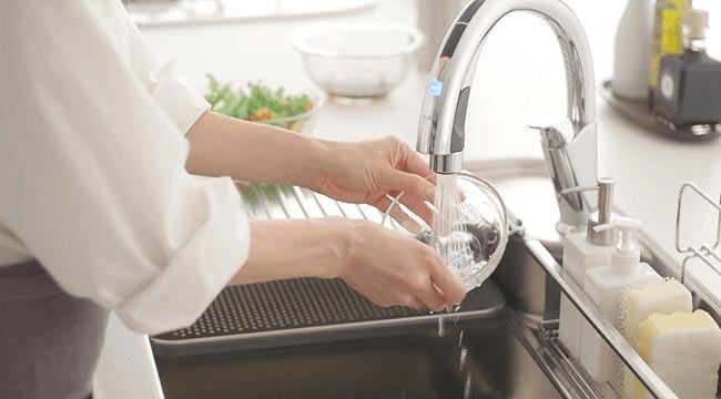 透明のガラス食器も「ハンズフリー水栓」ならしっかり感知。遠ざけると水が止まります。