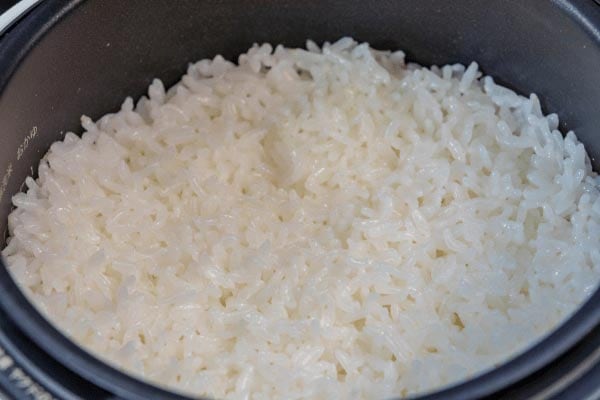 正しく研いできちんと浸水させたお米の炊き上がり。炊飯時の対流で米粒が立っている。