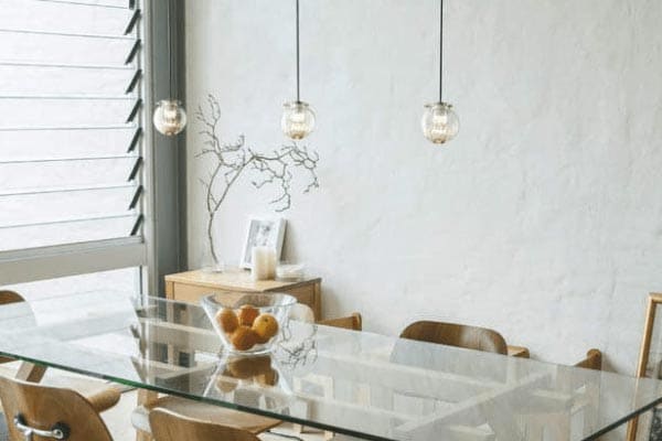 ペンダントライト：天井から吊り下げるタイプ。光源と照らす部分との距離が近くテーブル面を効果的に照らす。