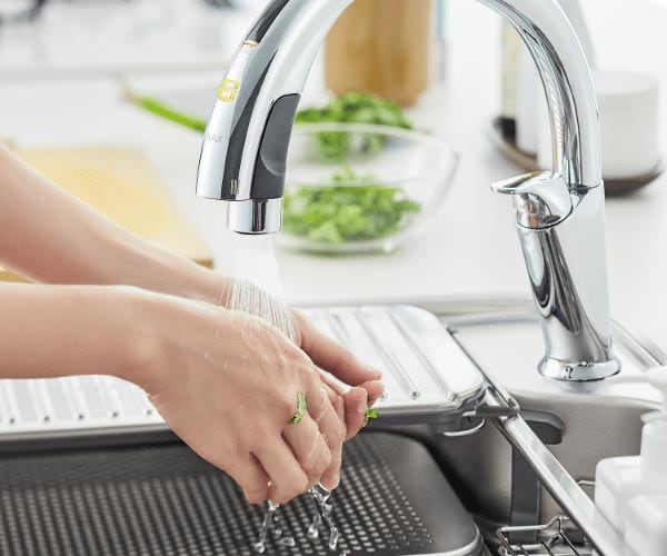 リシェルSIのハンズフリー水栓はハンドルに手を触れずに手洗いOK。センサーが物や手を感知します。