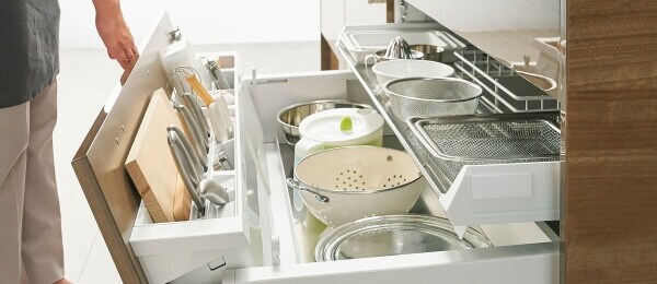 リシェルSIの『らくパッと収納』なら、一生ものの調理器具がスッキリ収納でき、使いたい時に少ない動きで取り出せます