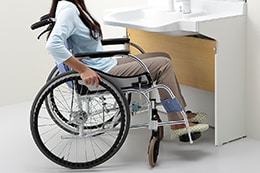 車椅子で楽にアプローチできるコンパクトなキャビネット