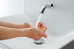 手を洗いやすく、水じまいのよい鉢形状