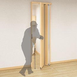 狭いトイレの入口ドアを開ける時に、身体が一歩下がらない。開閉がラクな「連動折れドア」