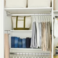 ボトムスの奥に棚板を追加すれば、バッグやたたむ洋服などを収納できます。