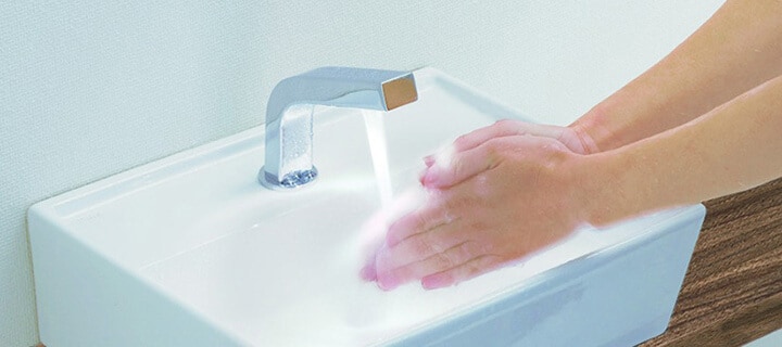 写真：手洗器で手を洗ってる様子