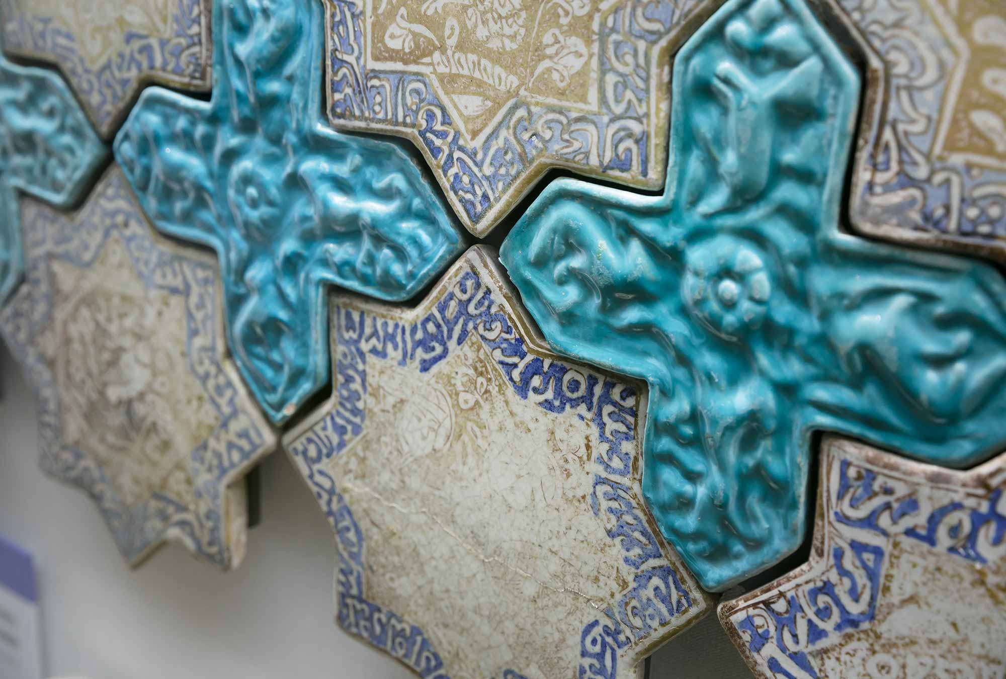 13〜14世紀のイランで作られたタイル。星型や十字型の形状、タイルの多彩な模様の組み合わせにより、複雑でありながら荘厳な世界観が作り出されていった