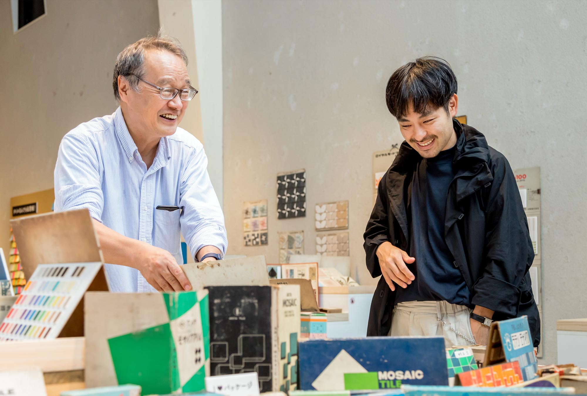 INAXライブミュージアム主任学芸員・後藤泰男（左）の説明を受ける湯浅先生。
