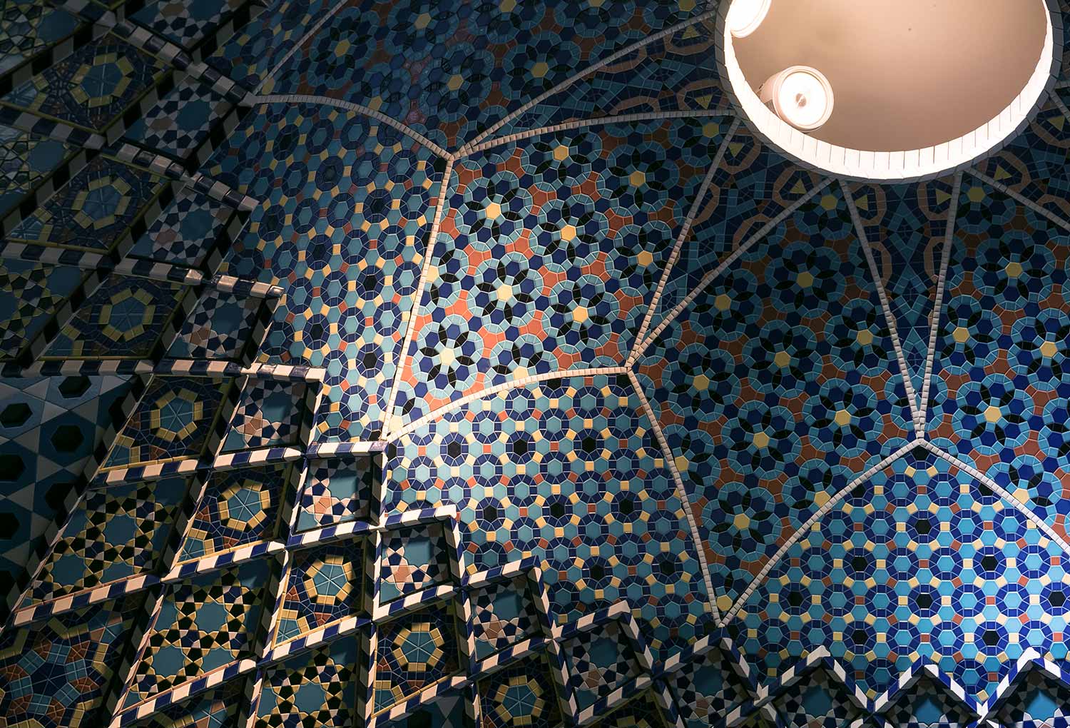 イスラム建築のタイル装飾を再現した世界のタイル博物館の展示