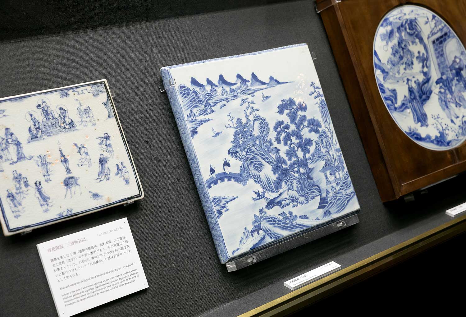 14世紀頃には中国で白磁に、藍色で絵や文字を描いた「青花（せいか）」が生まれる