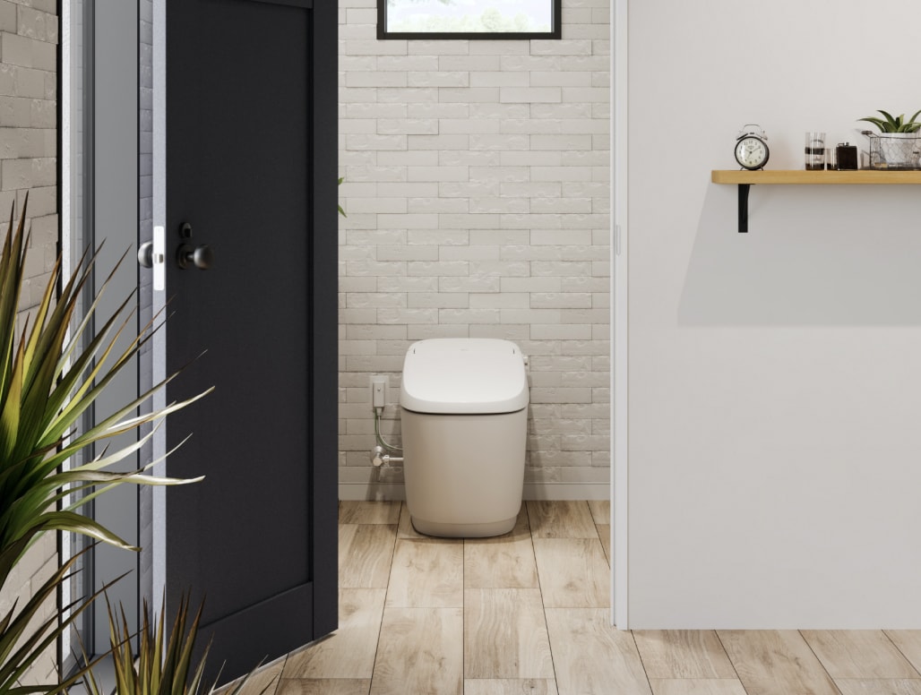 ラフでカジュアルなスタイルのドアや棚のデザインと壁床の素材感に、プリミティブな白いトイレをコーディネート。
