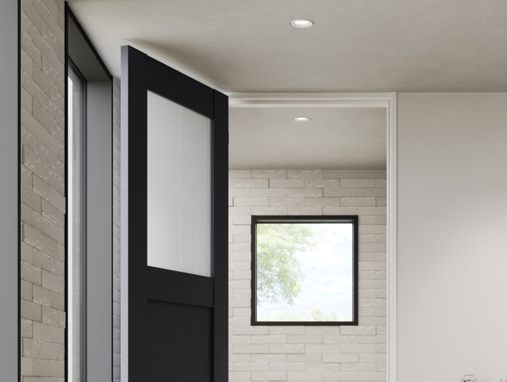 すりガラスの窓付きインテリアドアを使うことで、閉塞感のあるトイレに光を取り入れる。