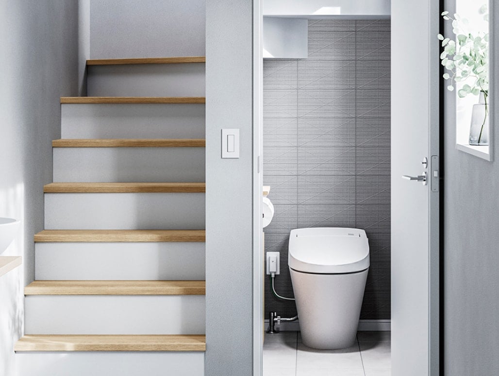 トイレ空間を階段下スペースに配置して空間を有効活用、コンパクトなトイレなら広々使える。