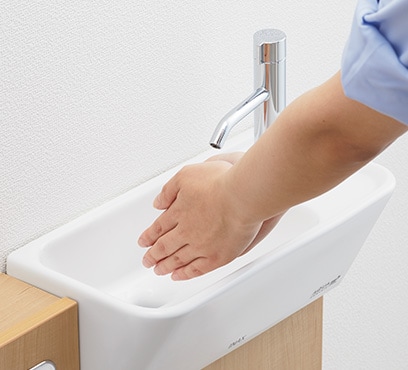 陶器製の手洗器は、 奥行寸法をおさえつつも、手の洗いやすさに配慮した形状です。