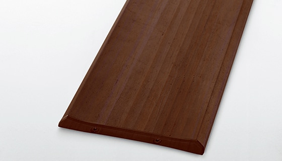 耐久性、耐候性に優れるアルミ形材に、木目調のラッピングを施した木目調化粧材。