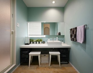 洗面台横の化粧スペースは、自然光を使える工夫も。の写真