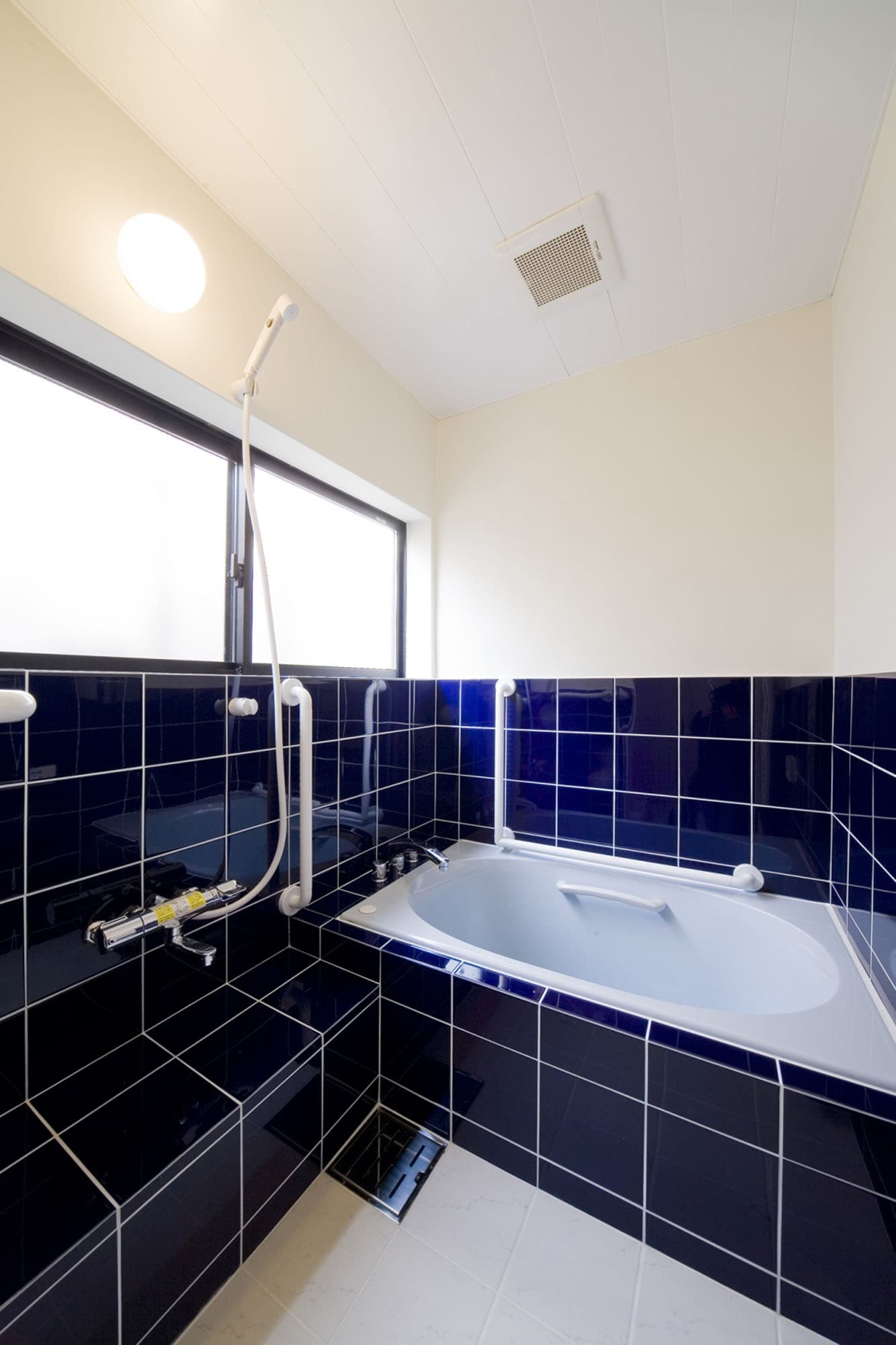 ブルーの浴室。の写真