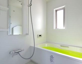 明るく白い浴室。の写真
