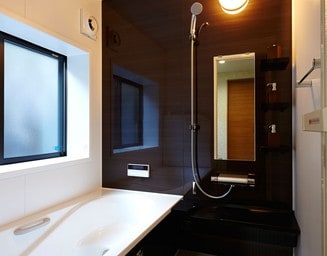 明るくシックな浴室。の写真