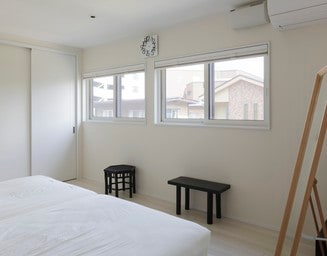 寝室は「落書きOK」の白い壁。の写真