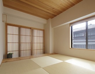 京の趣きを採り入れた町屋風の和室。の写真