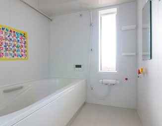 水まわりを大幅に変更し、今までより広い浴室に。の写真