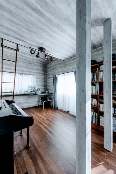 ピアノのある趣味の部屋。の写真