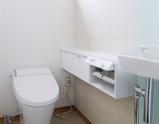 明るくシンプルで清潔なトイレ空間を実現。の写真